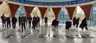 به مناسبت چهل‌ و هفتمین سالگرد پیروزی شکوهمند انقلاب اسلامی؛
برگزاری آیین غبارروبی و عطرافشانی مزار شهدای گمنام  8