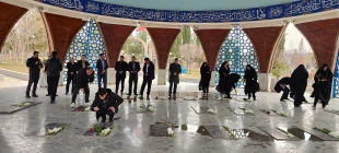 به مناسبت چهل‌ و هفتمین سالگرد پیروزی شکوهمند انقلاب اسلامی؛
برگزاری آیین غبارروبی و عطرافشانی مزار شهدای گمنام  9